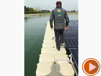 camminare su un impianto fotovoltaico galleggiante