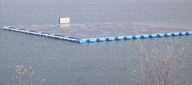 foto pannelli solari sull'acqua